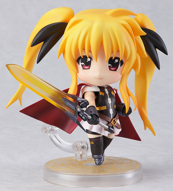 Thigh highs on nendos look super weird She has a white cape now. That's totally different right?!