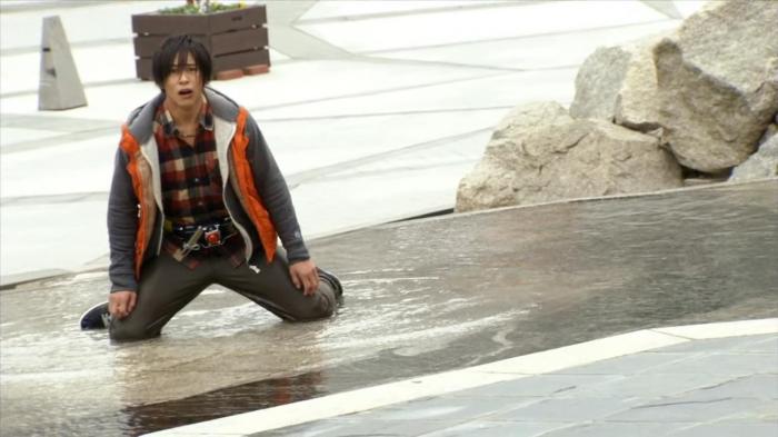 [Aesir]Kamen_Rider_Gaim_-_14HD[1FBD3E4F].mkv_snapshot_21.54_[2014.01.23_00.19.36]