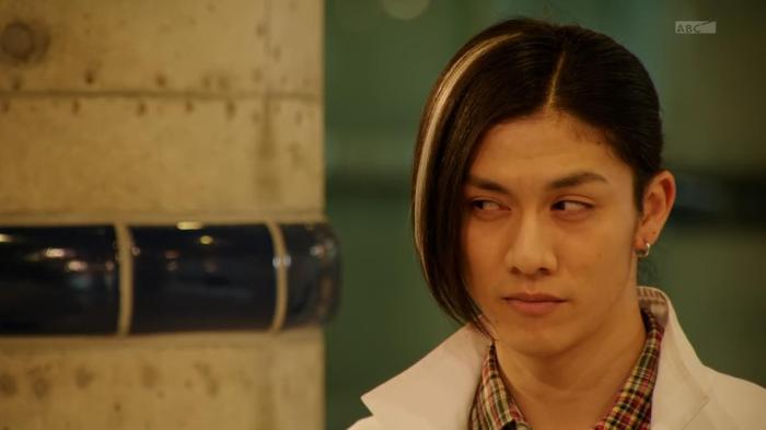 [Aesir]Kamen_Rider_Gaim_-_25HD[1192CB96].mkv_snapshot_09.10_[2014.04.17_18.38.48]